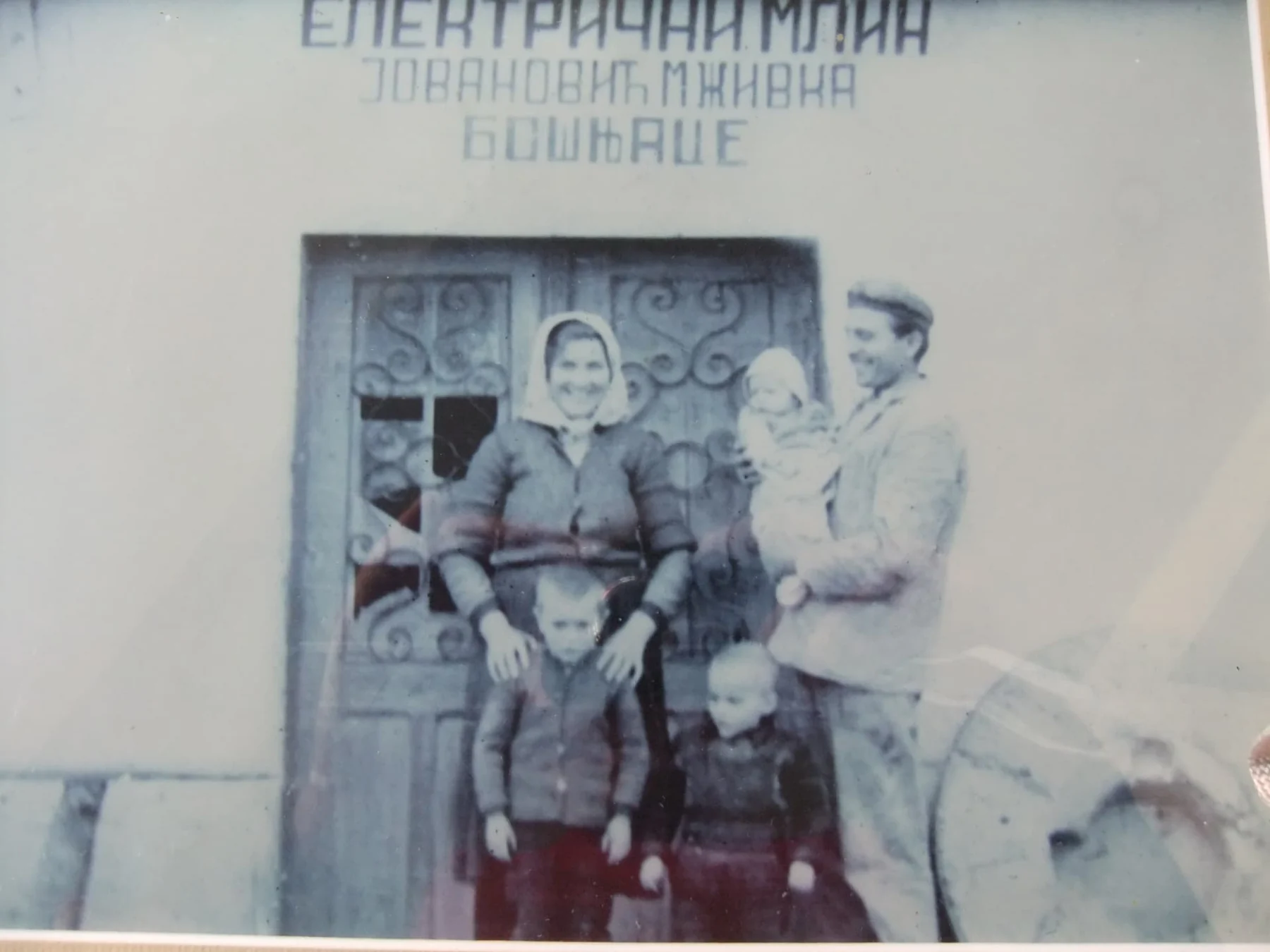 Porodica Jovanović ispred mlina – arhivska fotografija
